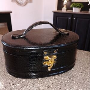 Bentony Vintage Train Case With Gold Clasp